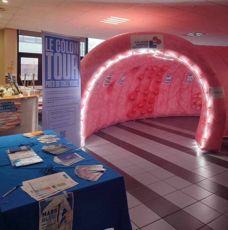 Le Côlon Tour de la Ligue contre le cancer : structure gonflable géante représentant un côlon